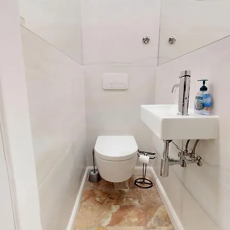 17 Ljubav Place *
