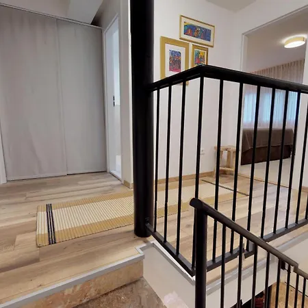 17 Ljubav Place